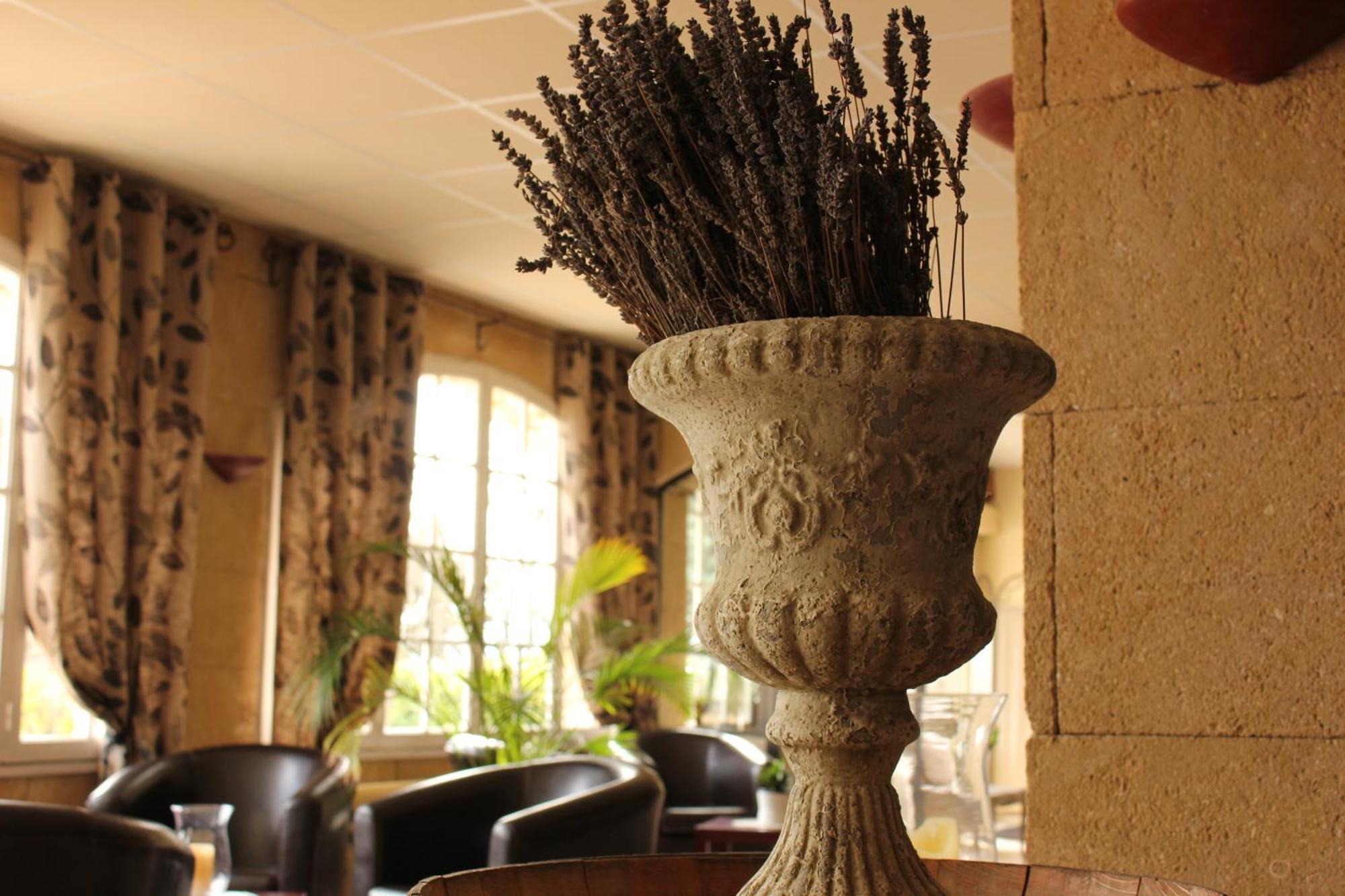 Logis Hotel Le Manoir & Lounge Apt Exterior photo